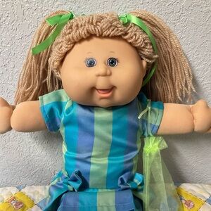 Vintage Cabbage Patch Kid Play Along Girl PA-5 Wheat Poodle Hair Gray Eyes 2004